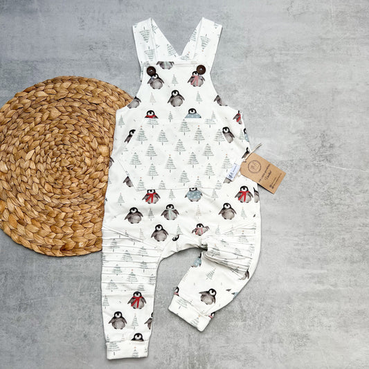 Weihnachtliche Latzhose | Gr. 86